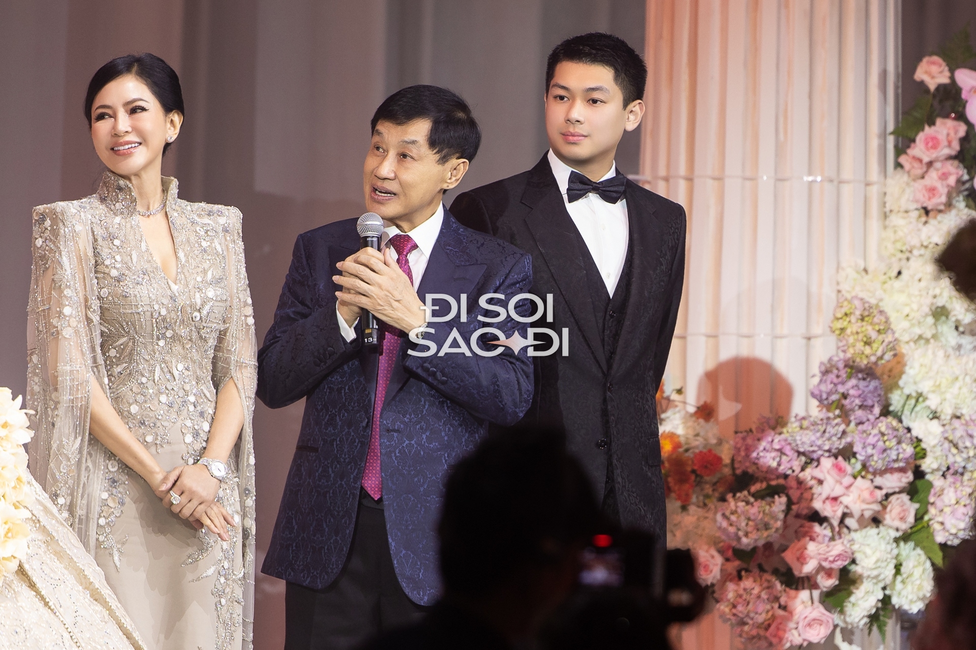 Hiếu Nguyễn xuất hiện cực điển trai trong đám cưới chị gái Tiên Nguyễn vào ngày 7/12 vừa qua (Ảnh: Viết Thanh)