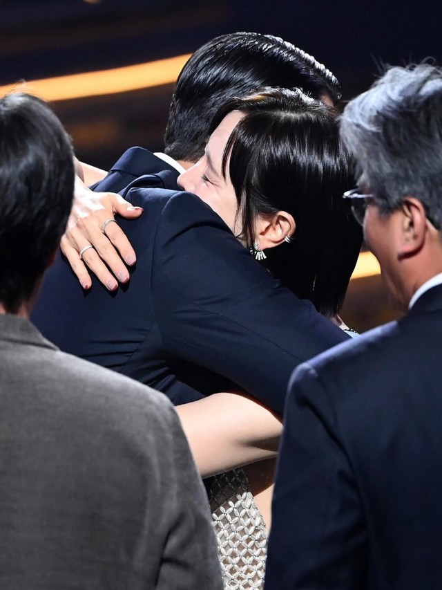 Đôi vợ chồng cùng chia sẻ khoảnh khắc vinh quang trong sự nghiệp