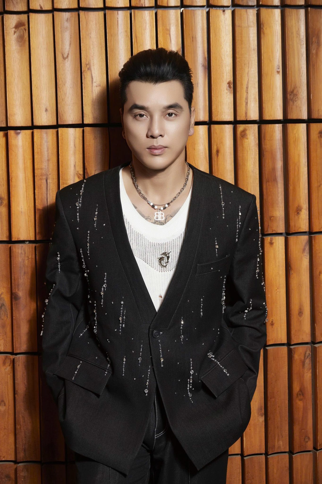 Với Ưng Hoàng Phúc, phản ứng trái chiều lại nổ ra dữ dội, phần vì cách anh phản hồi bình luận, phần vì hình ảnh cá nhân từng ảnh hưởng sau loạt ồn ào trước đó