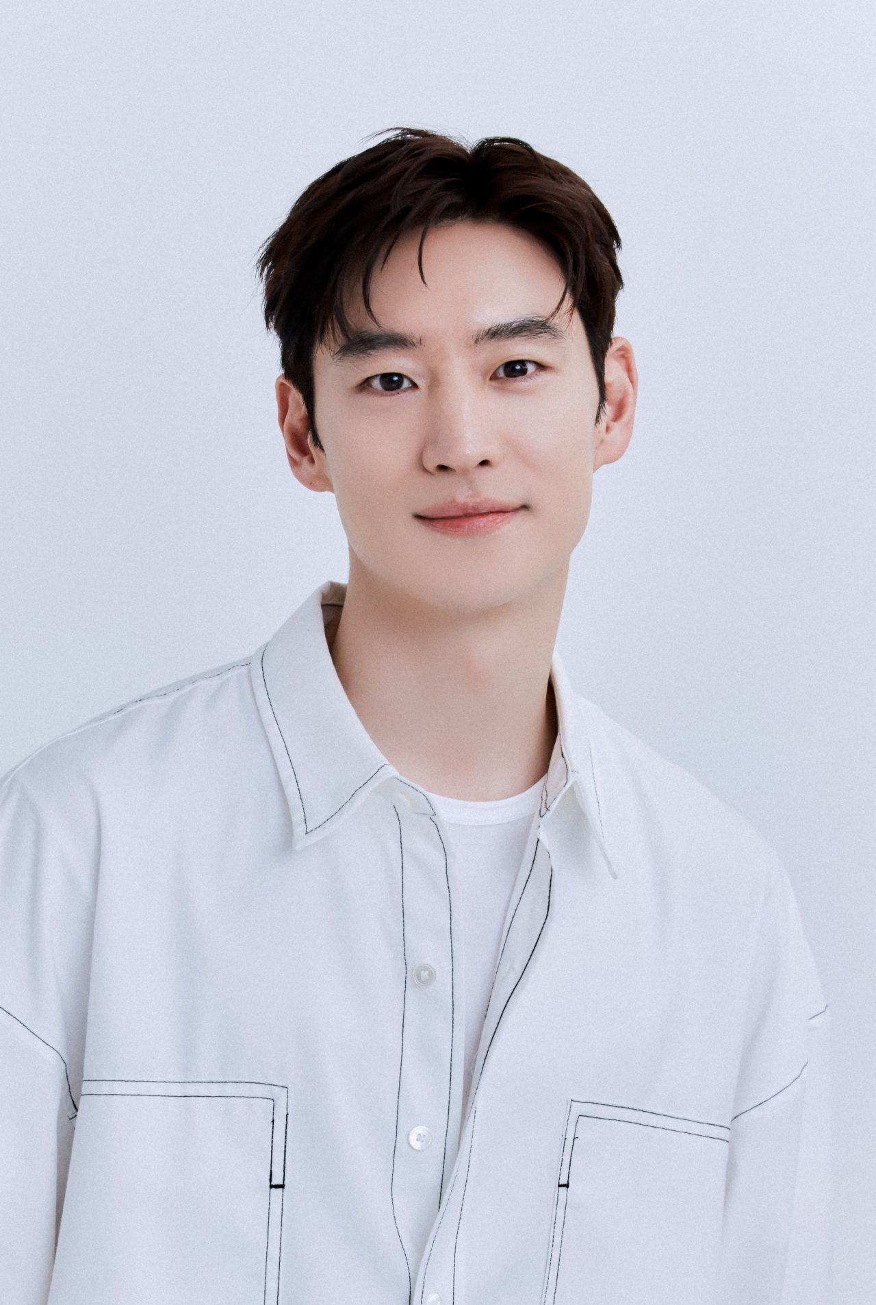Lee Je Hoon có visual cực kỳ trẻ trung và tươi sáng dù đã ngoài 40 tuổi