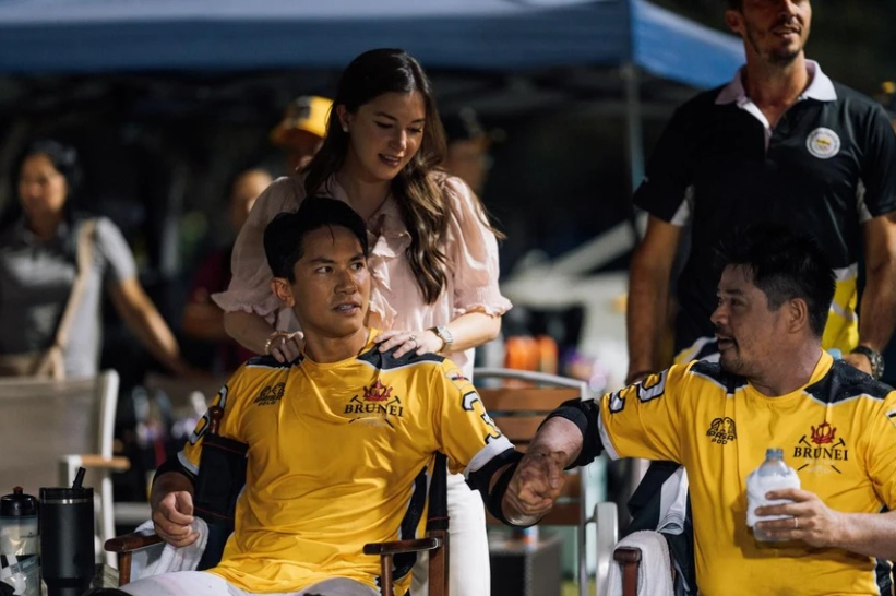 Vợ của anh cũng đến cổ vũ chồng