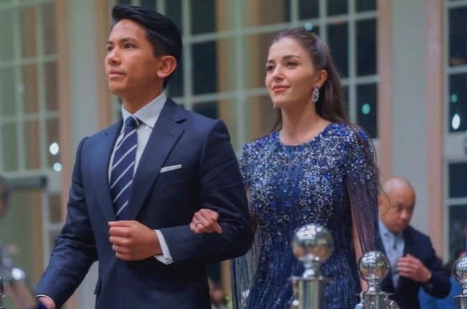 Hoàng tử Abdul Mateen và vợ được nhận xét là đôi