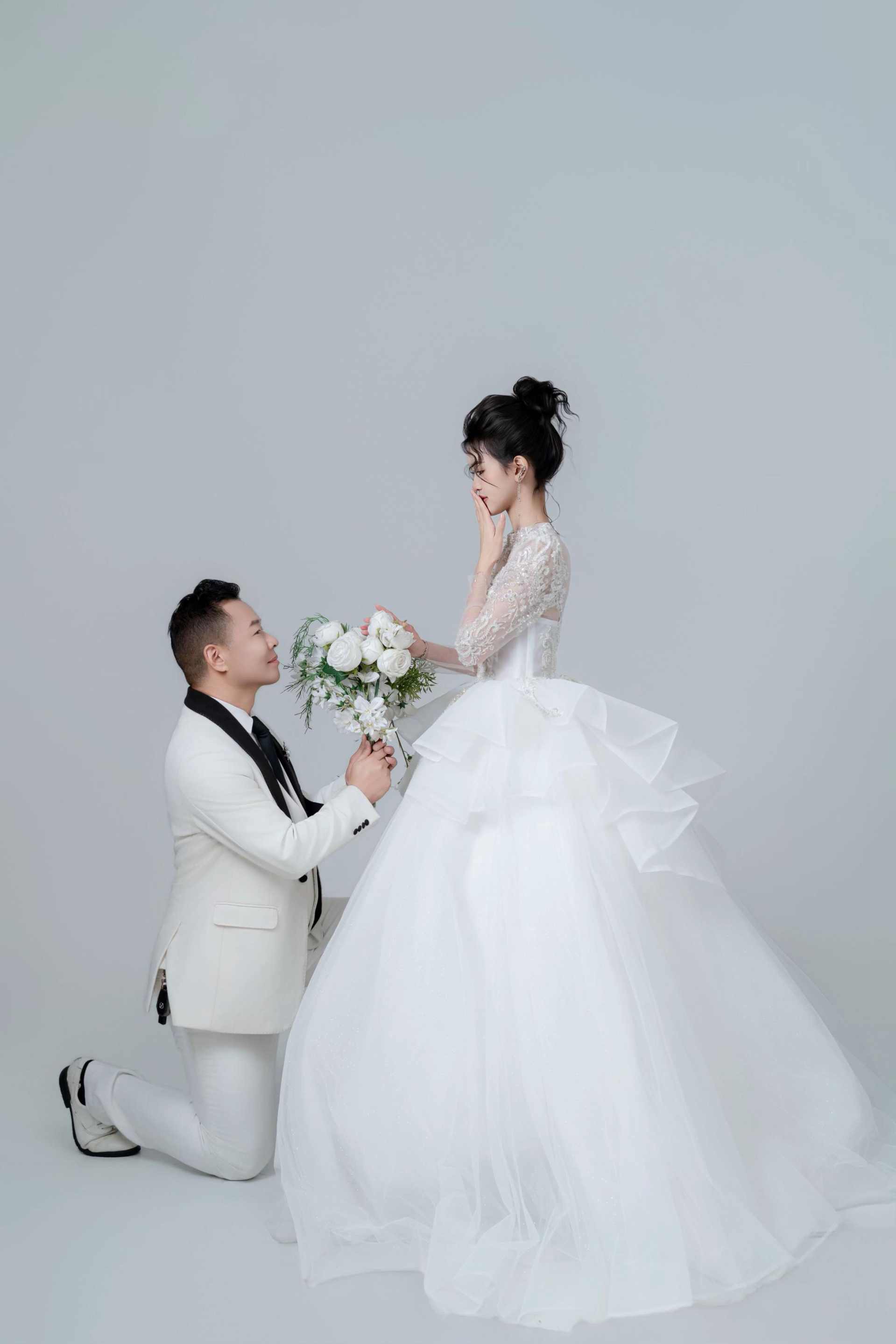 Tôn Bằng khoe ảnh cưới cùng vợ 4 kém 26 tuổi, vẫn gây tranh cãi về hôn nhân cũ