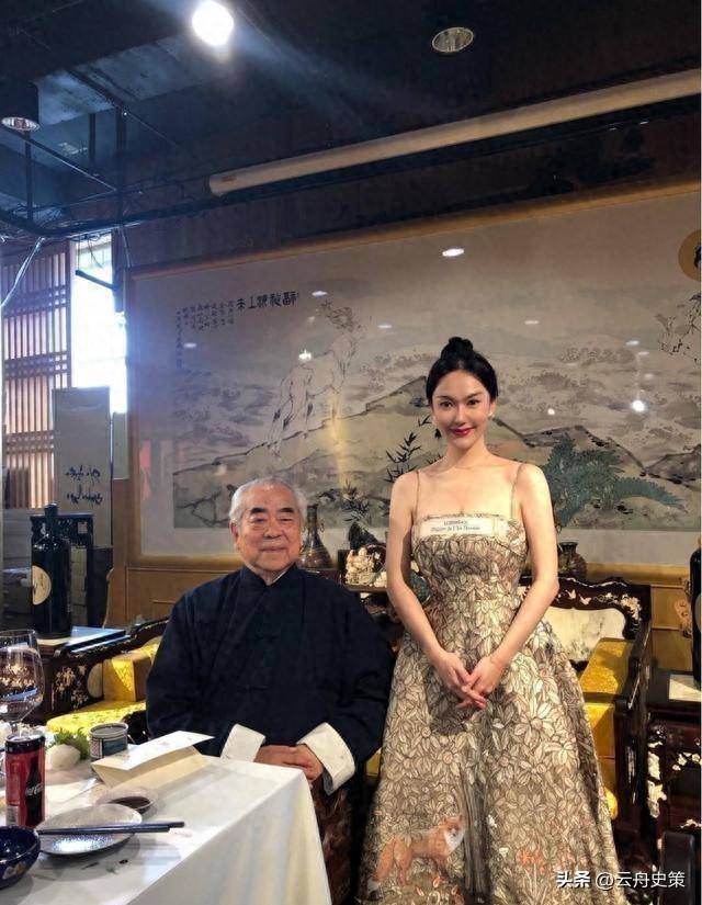 Cặp vợ chồng vừa đón con trai