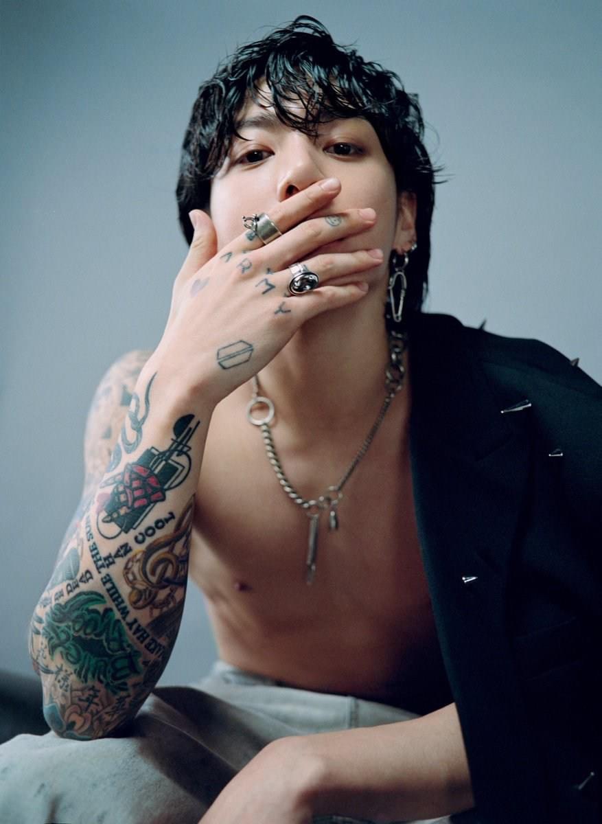 Jungkook là em út vàng của BTS