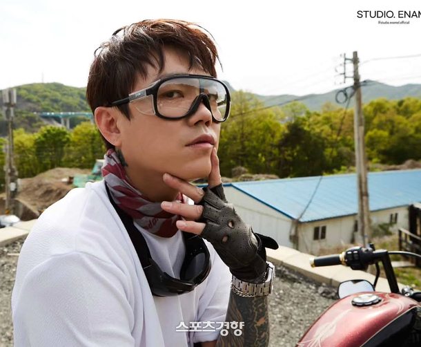 Song Baek Kyung là thành viên 1TYM - một trong những nhóm nhạc đầu tiên của YG Entertainment và có thành viên là “ông trùm Kpop” Teddy