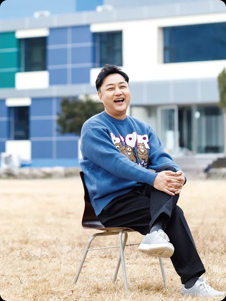 Kim Soo Yong là gương mặt quen thuộc trên truyền hình Hàn Quốc