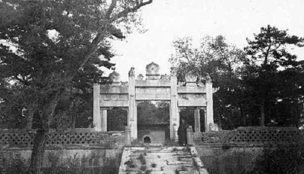 Khu mộ của công chúa trước khi bị phá bỏ