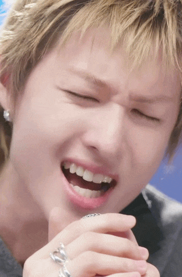 Việc một nam rapper Gen Z trình diễn ca khúc có “tuổi đời” bằng chính mình nhanh chóng trở thành đề tài bàn tán sôi nổi trên mạng xã hội