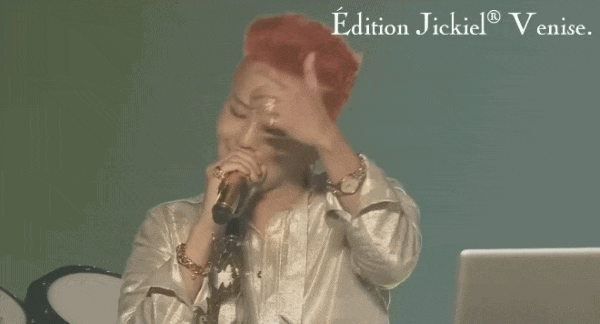 khiến người ta nhớ đến trưởng nhóm toàn năng của BIGBANg - G-DRAGON