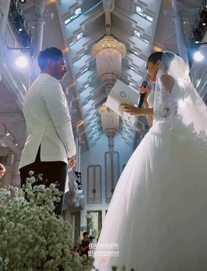 Nghi lễ đạp vỡ ly thuỷ tinh kỳ lạ trong đám cưới lần 2 của con gái tỷ phú Johnathan Hạnh Nguyễn