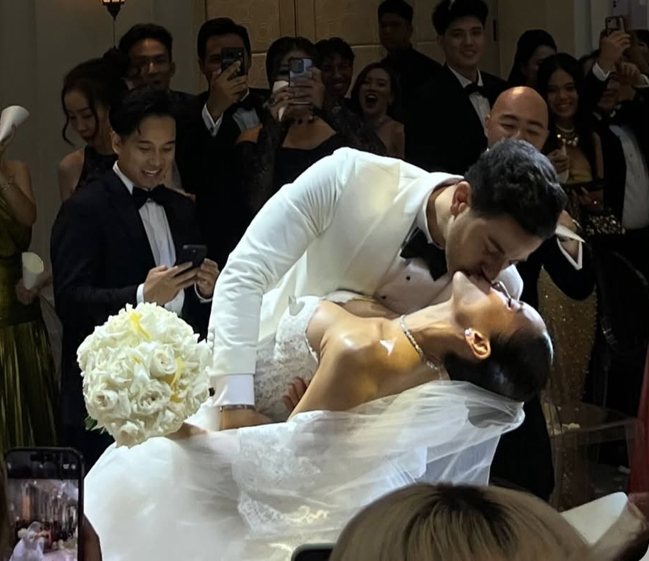 Những khoảnh khắc ngọt ngào của cặp đôi được bạn bè ghi lại