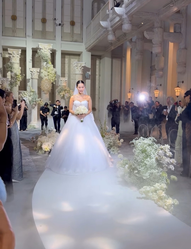 Tiên Nguyễn xuất hiện xinh đẹp trong đám cưới lần 2 tại Đà Nẵng