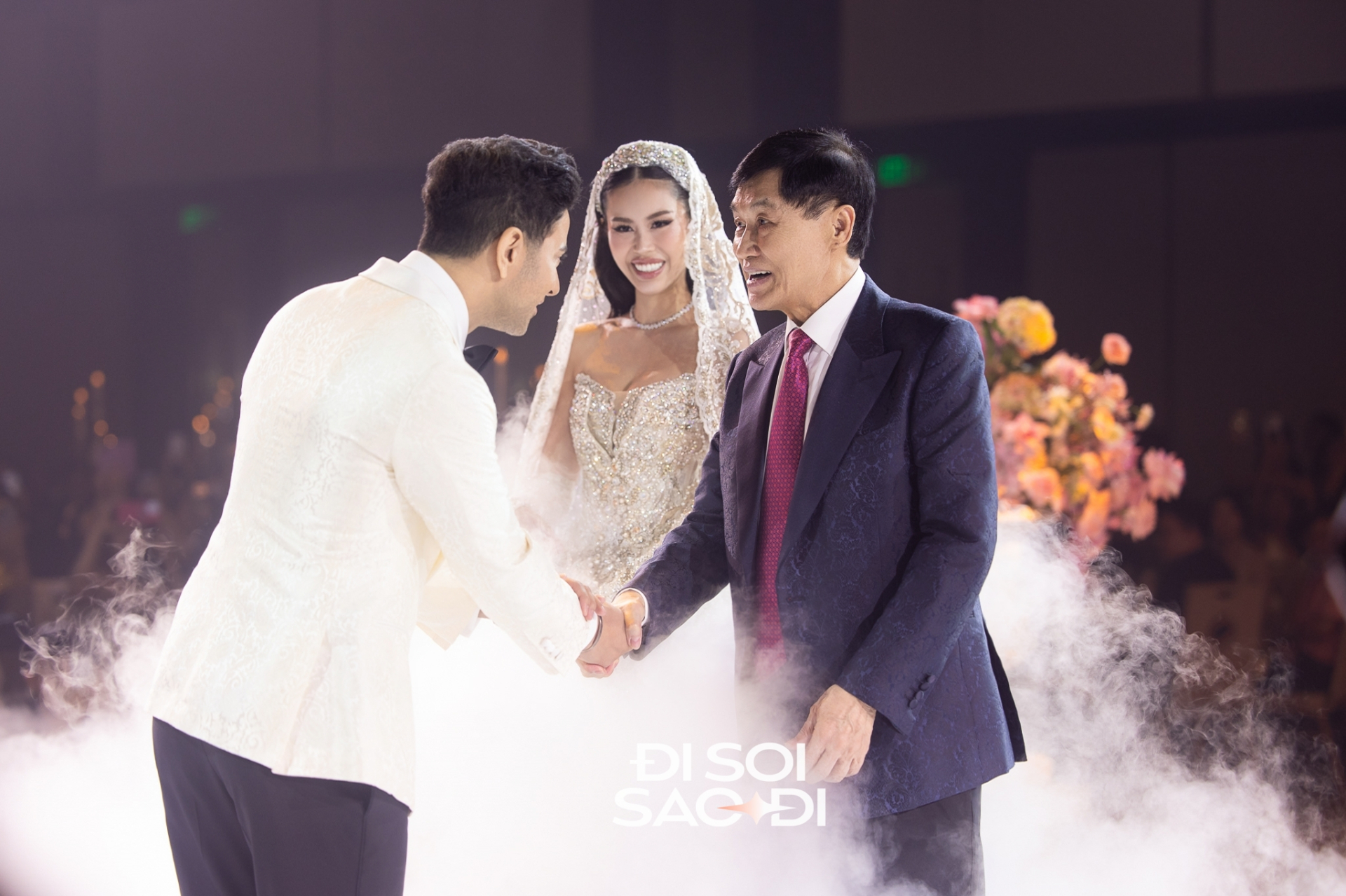 Nghi lễ đạp vỡ ly thuỷ tinh kỳ lạ trong đám cưới lần 2 của con gái tỷ phú Johnathan Hạnh Nguyễn