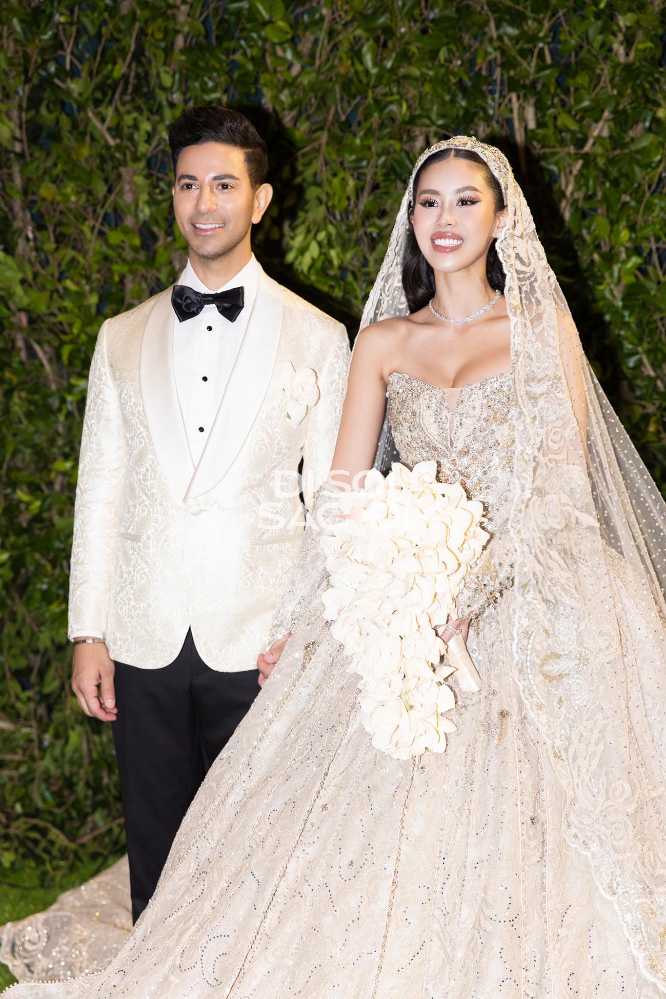 Nghi lễ đạp vỡ ly thuỷ tinh kỳ lạ trong đám cưới lần 2 của con gái tỷ phú Johnathan Hạnh Nguyễn