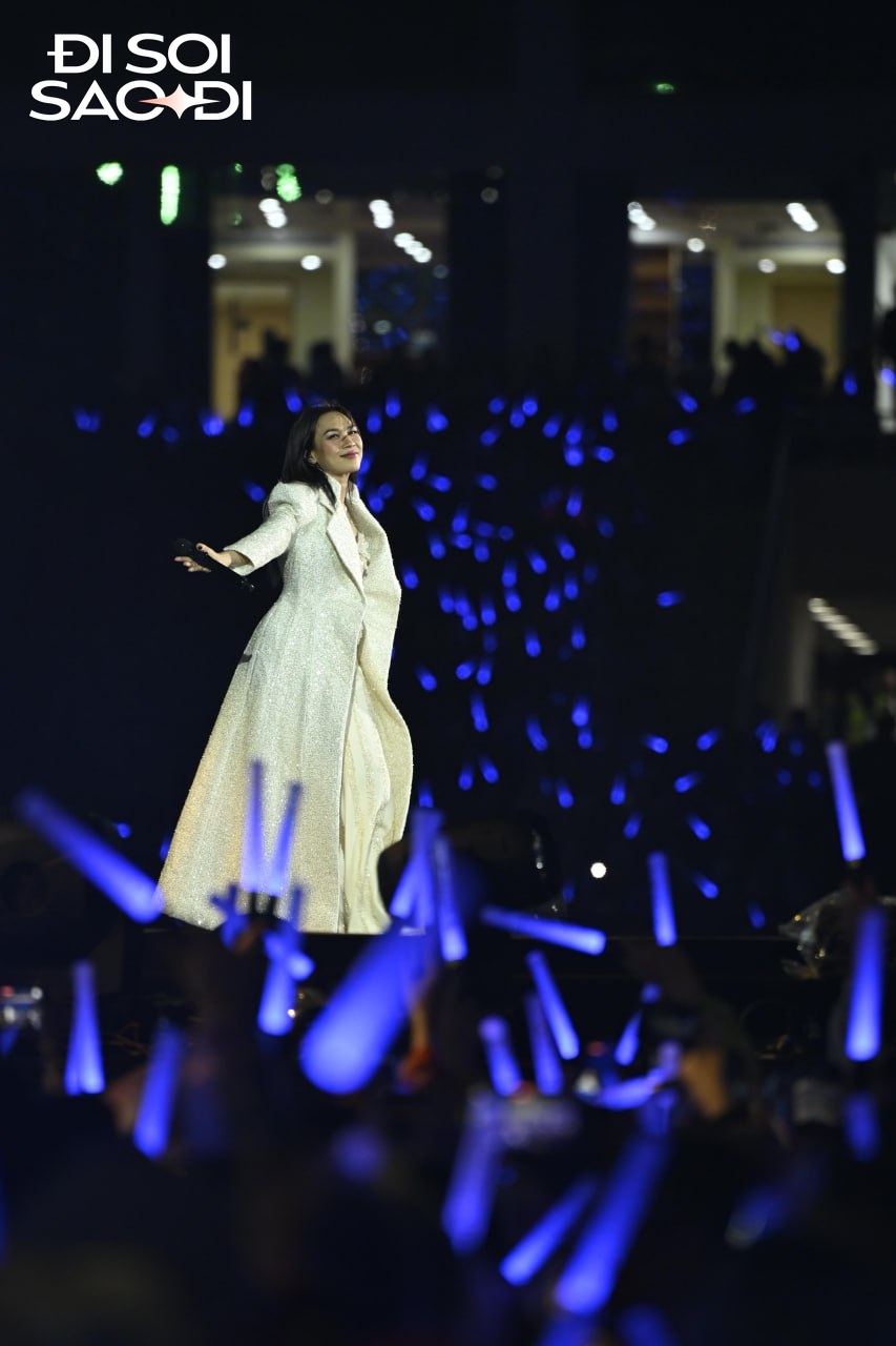 Mỹ Tâm mở màn concert See The Light dưới màn mưa