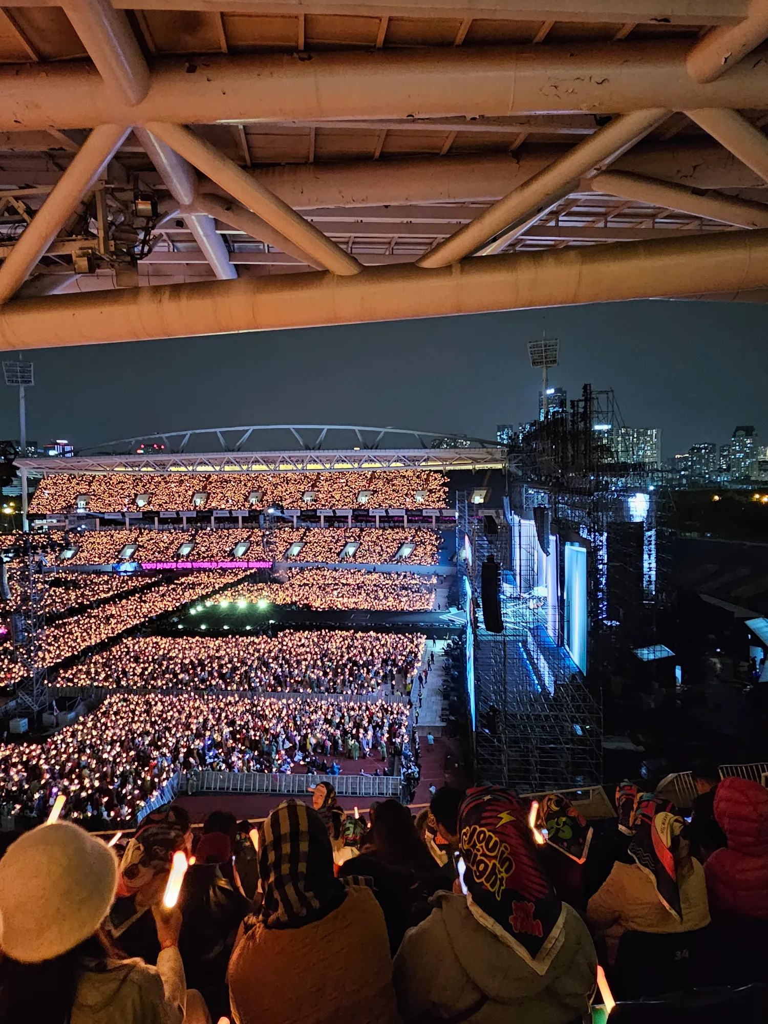               2 bên khu vực khán đài VIP 1-2 và Deluxe 1-2, màn LED lại che khuất tầm nhìn, chỉ nhìn được mép màn hình        