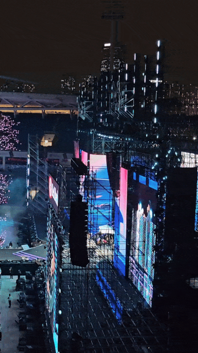 2 bên khu vực khán đài VIP 1-2 và Deluxe 1-2, màn LED lại che khuất tầm nhìn, chỉ nhìn được mép màn hình