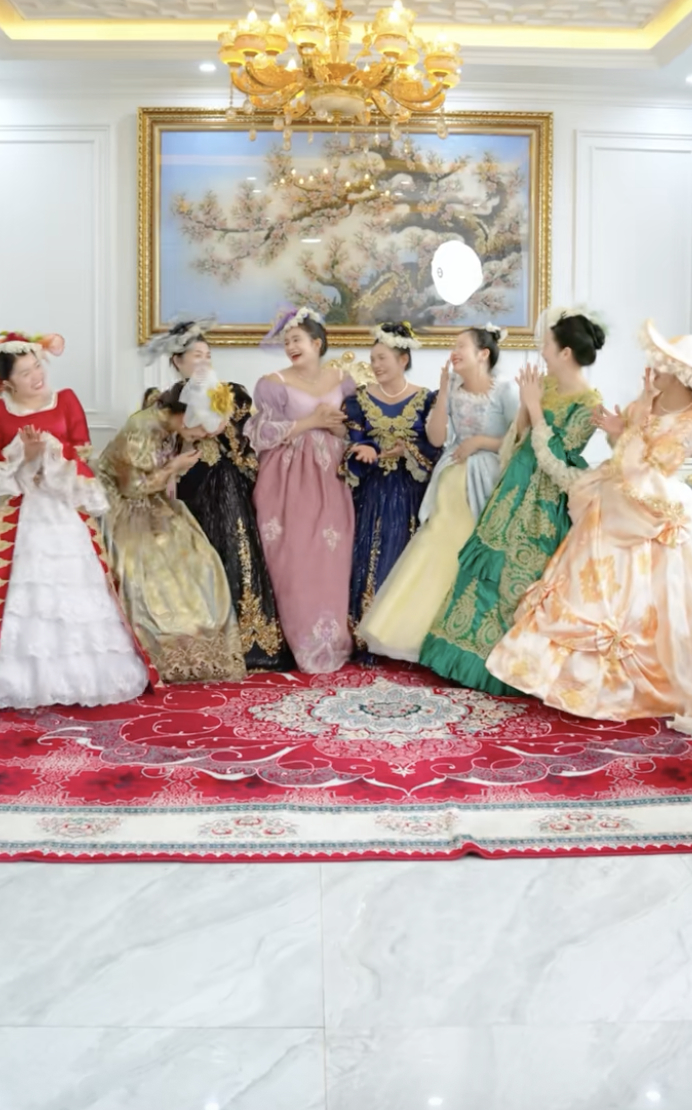 Gia tộc họ Đặng gồm các chị em gái và mẹ ruột tổ chức tiệc đầy tháng cho cháu - con gái của em trai và em dâu
