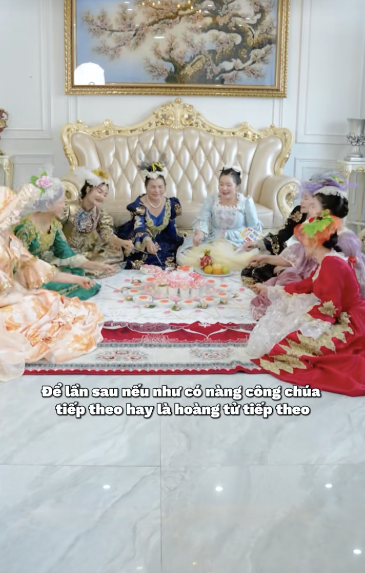 Cả nhà dều ăn mặc lộng lẫy, cầu kỳ