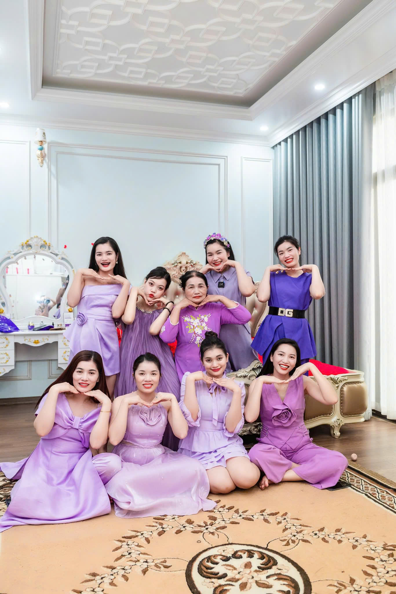 Độc lạ “Gia Tộc Họ Đặng”: 7 chị chồng thuê váy quý tộc châu Âu mở tiệc đầy tháng cho cháu