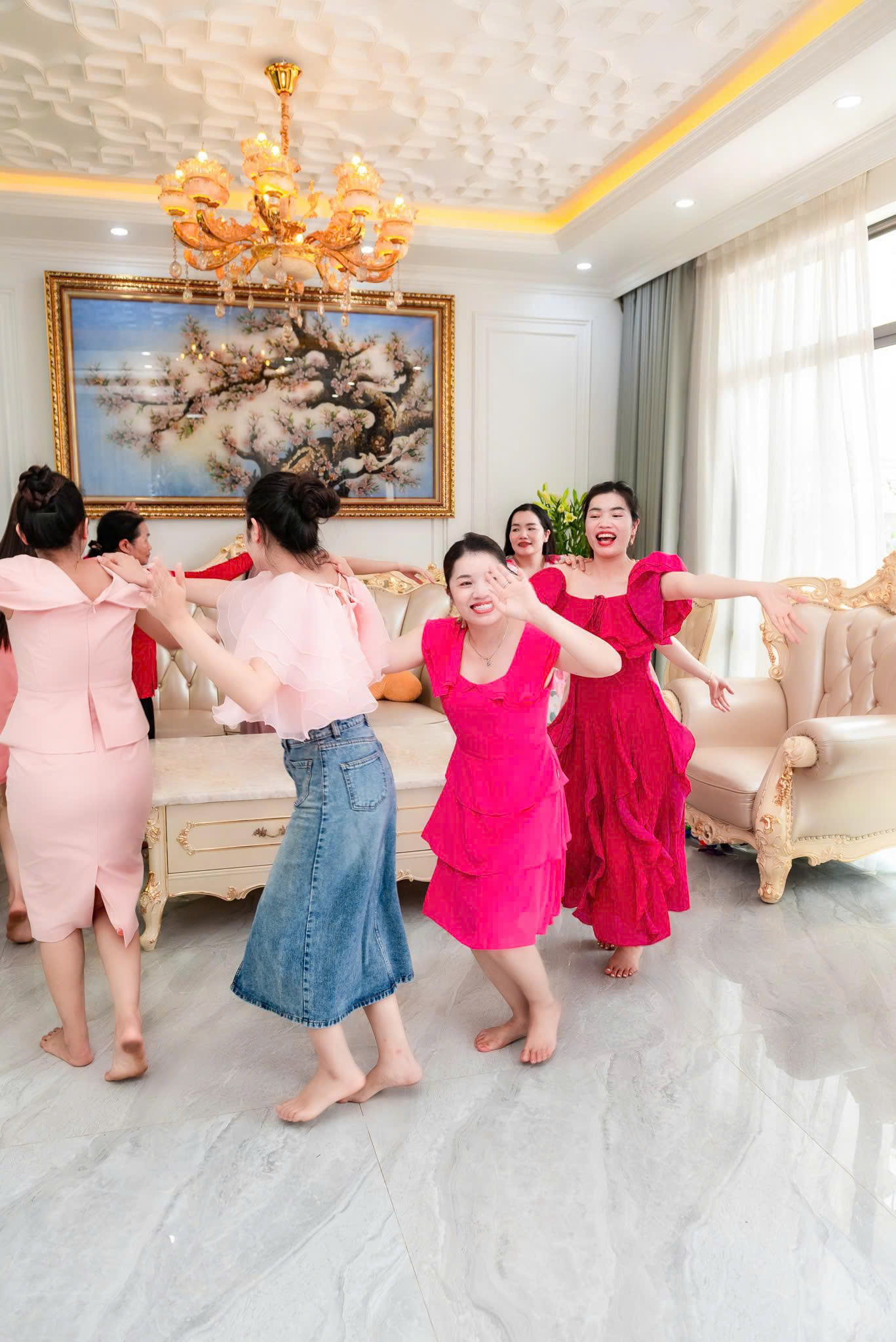 Độc lạ “Gia Tộc Họ Đặng”: 7 chị chồng thuê váy quý tộc châu Âu mở tiệc đầy tháng cho cháu