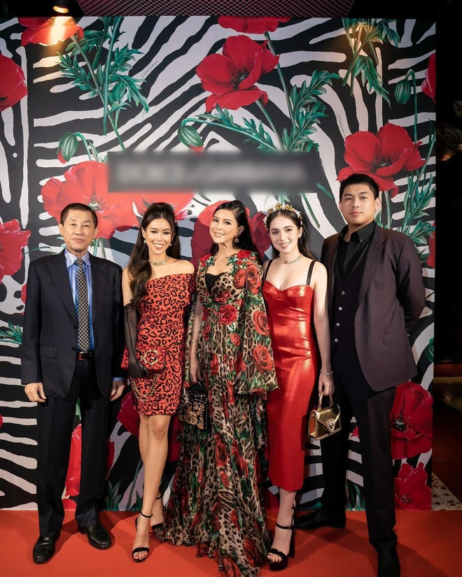 Gia đình tỷ phú cũng rất cưng chiều con dâu tương lai