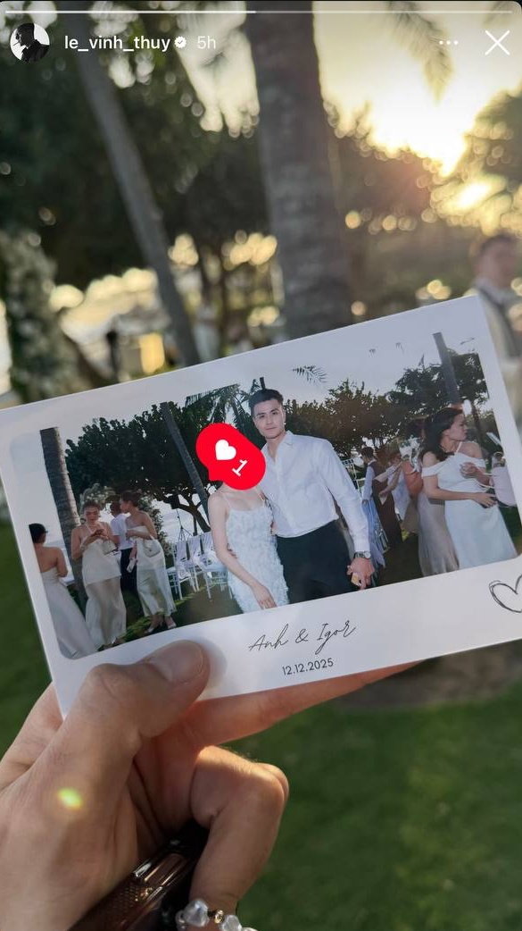 Mới đây khi khoe ảnh chụp cùng vợ, Vĩnh Thụy vẫn khéo léo che kín dung mạo