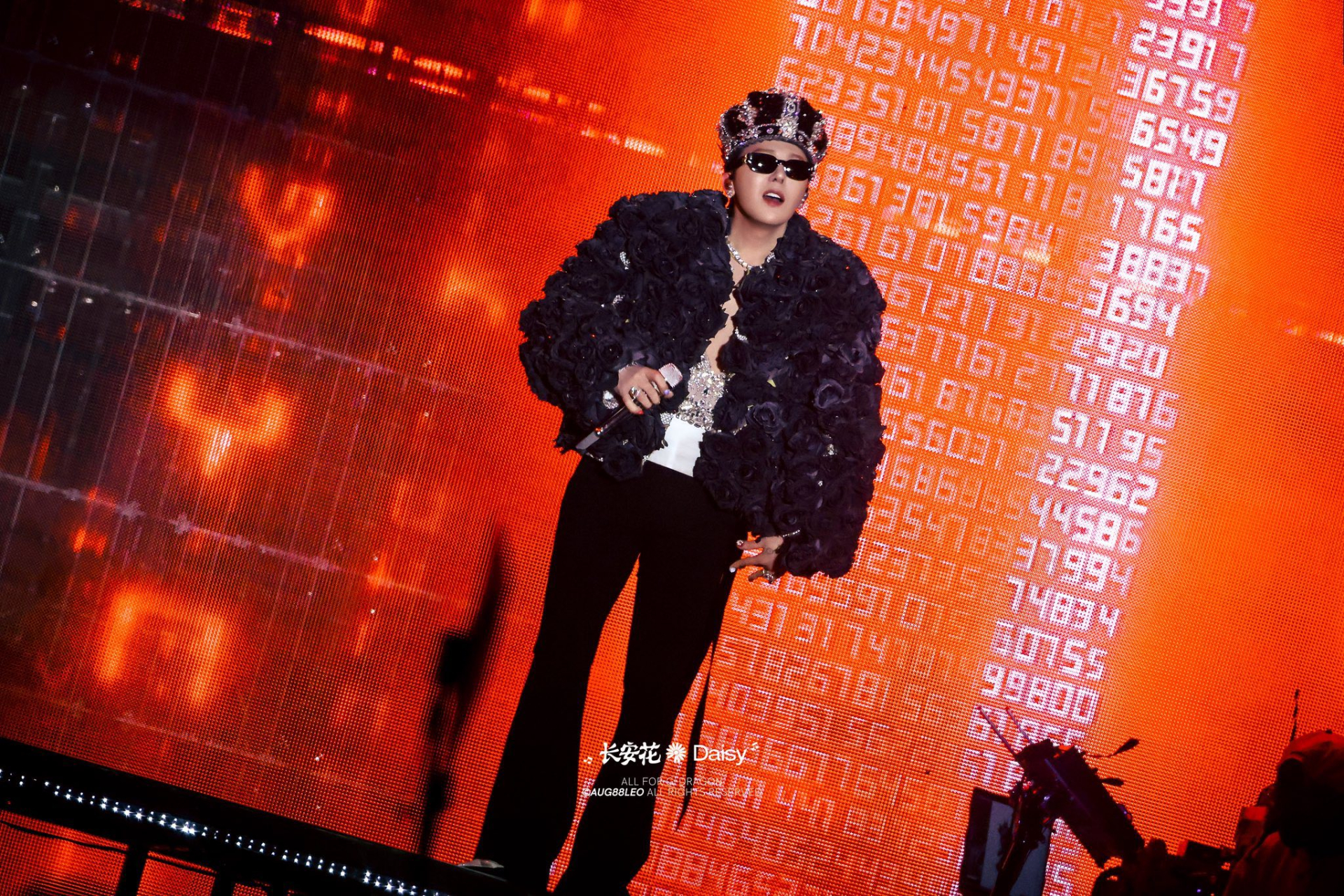 Từ ngày 12 đến 14/12, G-DRAGON chính thức khép lại World Tour Übermensch bằng ba đêm concert encore tổ chức tại Gocheok Sky Dome, Seoul