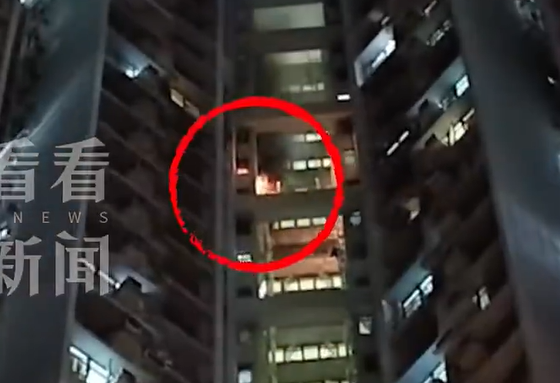 Hỏa hoạn tại một chung cư cao tầng Hong Kong (Trung Quốc), hơn 400 người mặc đồ ngủ hoảng loạn sơ tán lúc rạng sáng