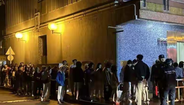 Hỏa hoạn tại một chung cư cao tầng Hong Kong (Trung Quốc), hơn 400 người mặc đồ ngủ hoảng loạn sơ tán lúc rạng sáng