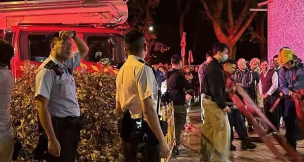 Hàng trăm cư dân phải sơ tán lúc rạng sáng