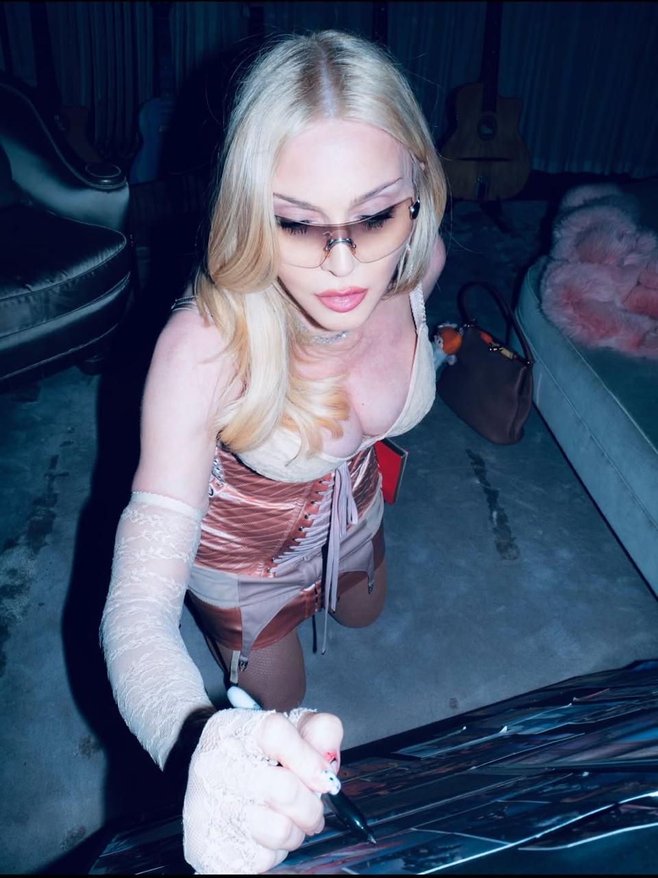 Sốc với loạt ảnh 18+ “thả rông” của Madonna ở tuổi U70