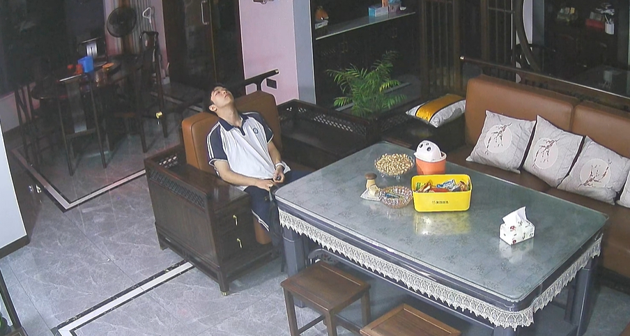 Nam sinh phải đối diện với rất nhiều áp lực công việc.