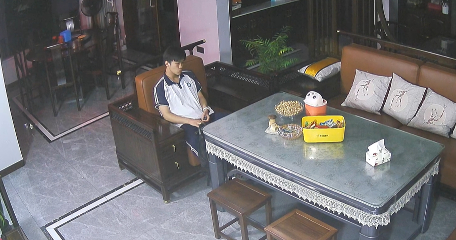 Khung cảnh nam sinh ngồi thất thần giữa phòng khách lúc 23h đêm gây tranh cãi kịch liệt