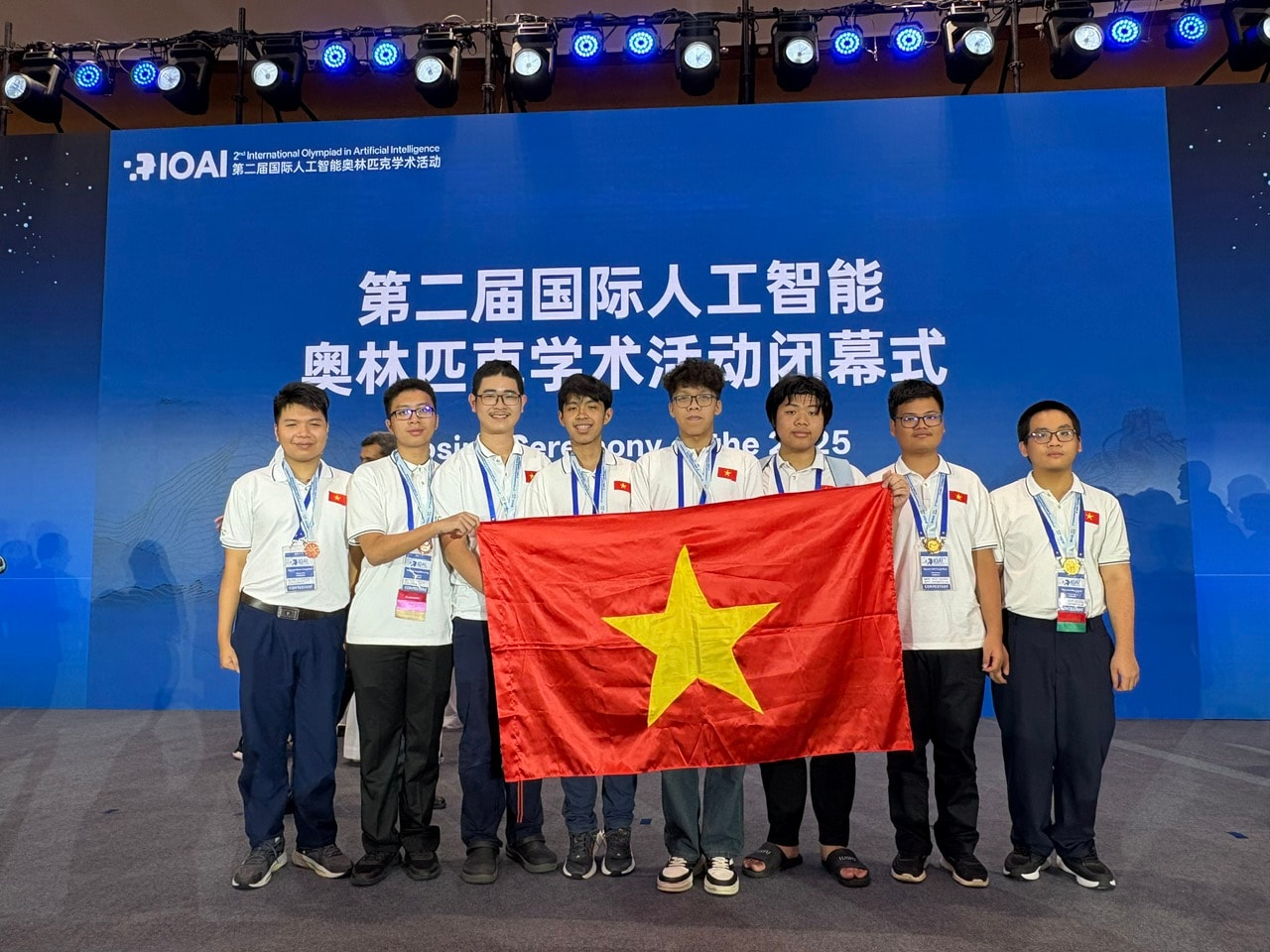 Đoàn Việt Nam tại kỳ thi Olympic trí tuệ nhân tạo quốc tế (IOAI) năm 2025.