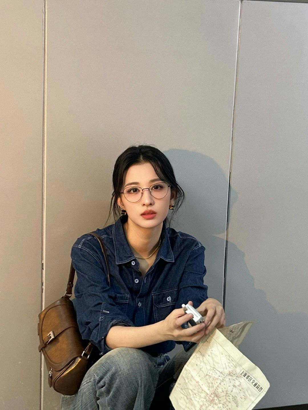 Chiếc kính cận không thể làm khó được nhan sắc Vương Sở Nhiên (Ảnh: Kbizoom)