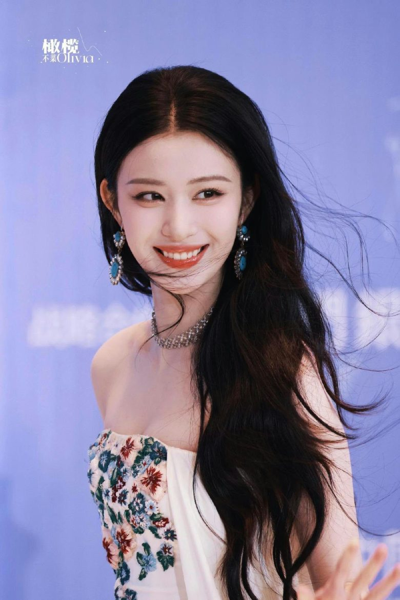 Cô không phẫu thuật mắt mà chọn đeo kính áp tròng khi làm việc (Ảnh: Kbizoom)