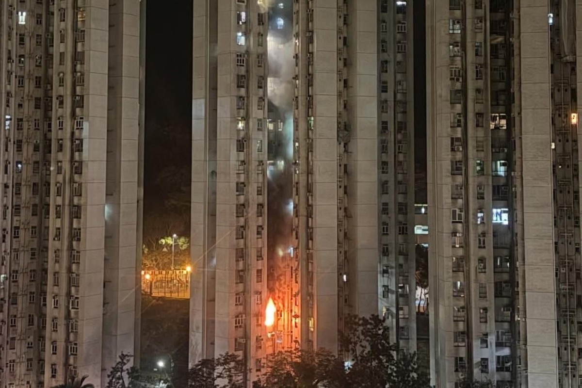 Cháy chung cư ở Hong Kong (Trung Quốc) giữa đêm, có người bị thương, hơn 100 người tháo chạy trong đêm