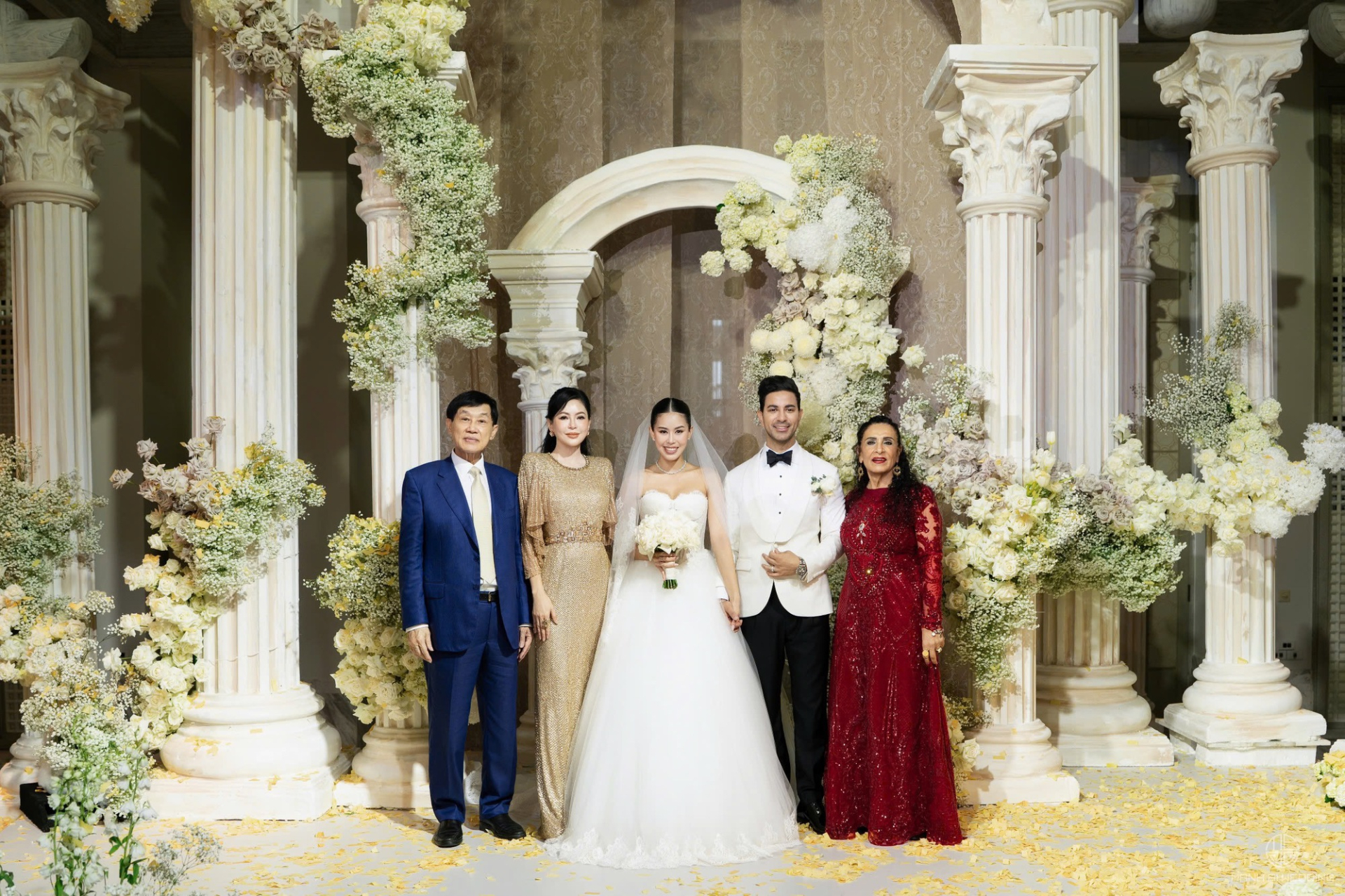 Vợ chồng Tiên Nguyễn và gia đình 2 bên trong đám cưới tại Đà Nẵng vừa qua