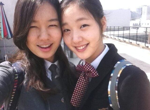 Kim Go Eun bên bạn học là nữ diễn viên Ahn Eun Jin (ảnh:Intagram)
