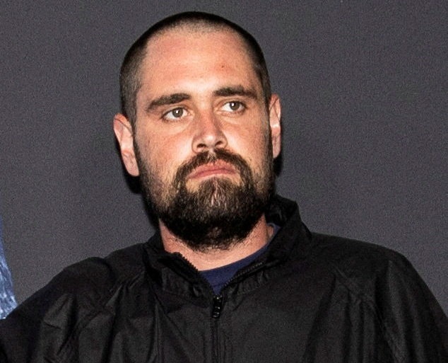 Nick Reiner bị còng tay, xích chân và phải mặt áo chống tự sát khi ra hầu tòa. Ảnh: REUTERS