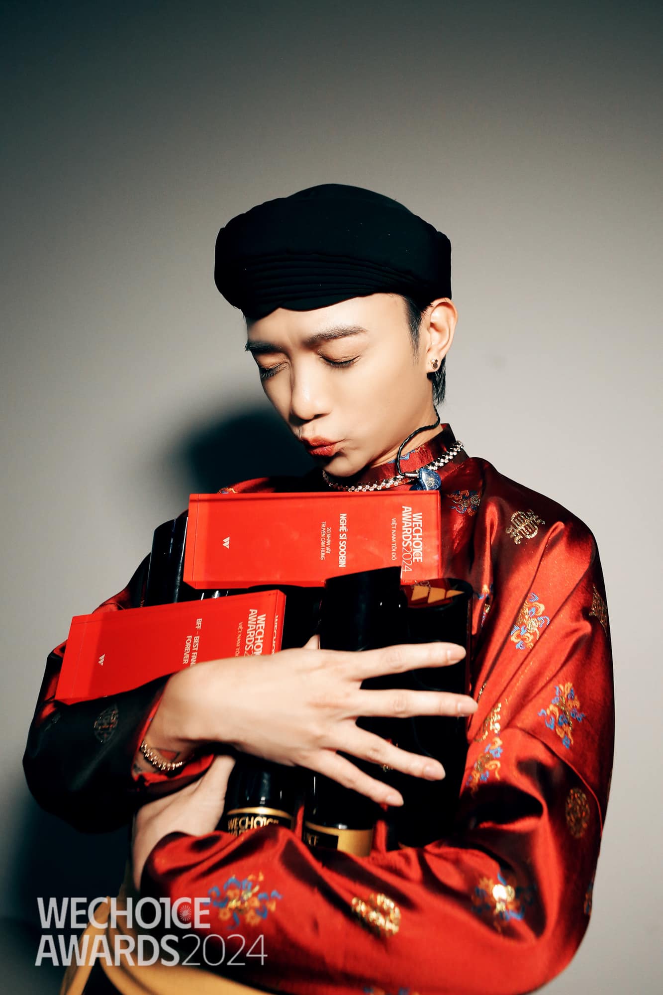 SOOBIN mang theo “túi ba gang” đựng giải thưởng tại lễ trao giải năm 2024 (Ảnh: Kenh14)