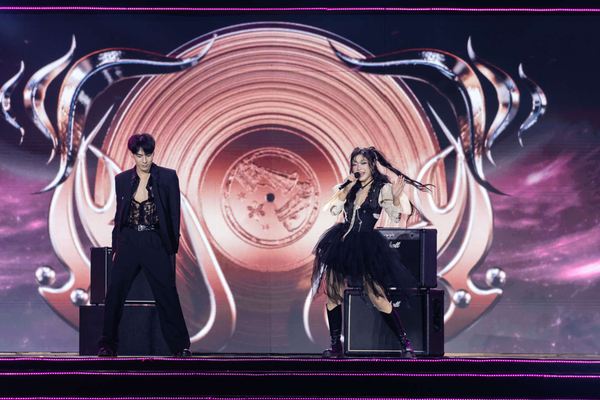 Chi Xê xuất hiện với phong thái trong trẻo, trẻ trung cùng chất giọng sáng và giàu cảm xúc