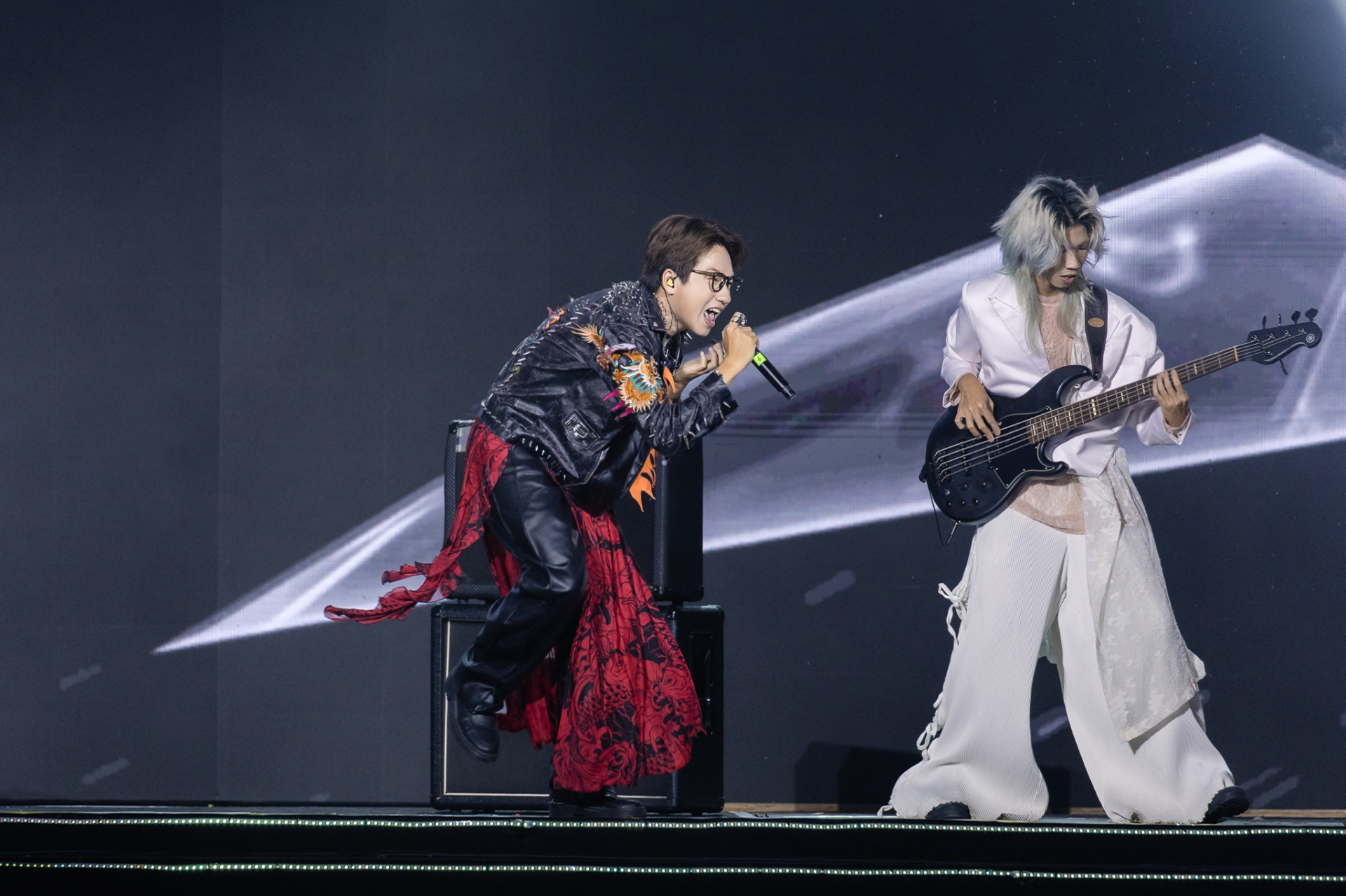 Cao trào của chủ đề được đẩy lên khi The Flob chính thức xuất hiện với Khế Ước