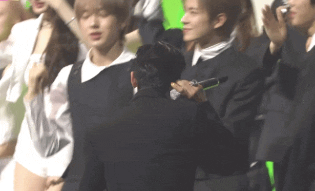 GD cúi chào từng hậu bối 