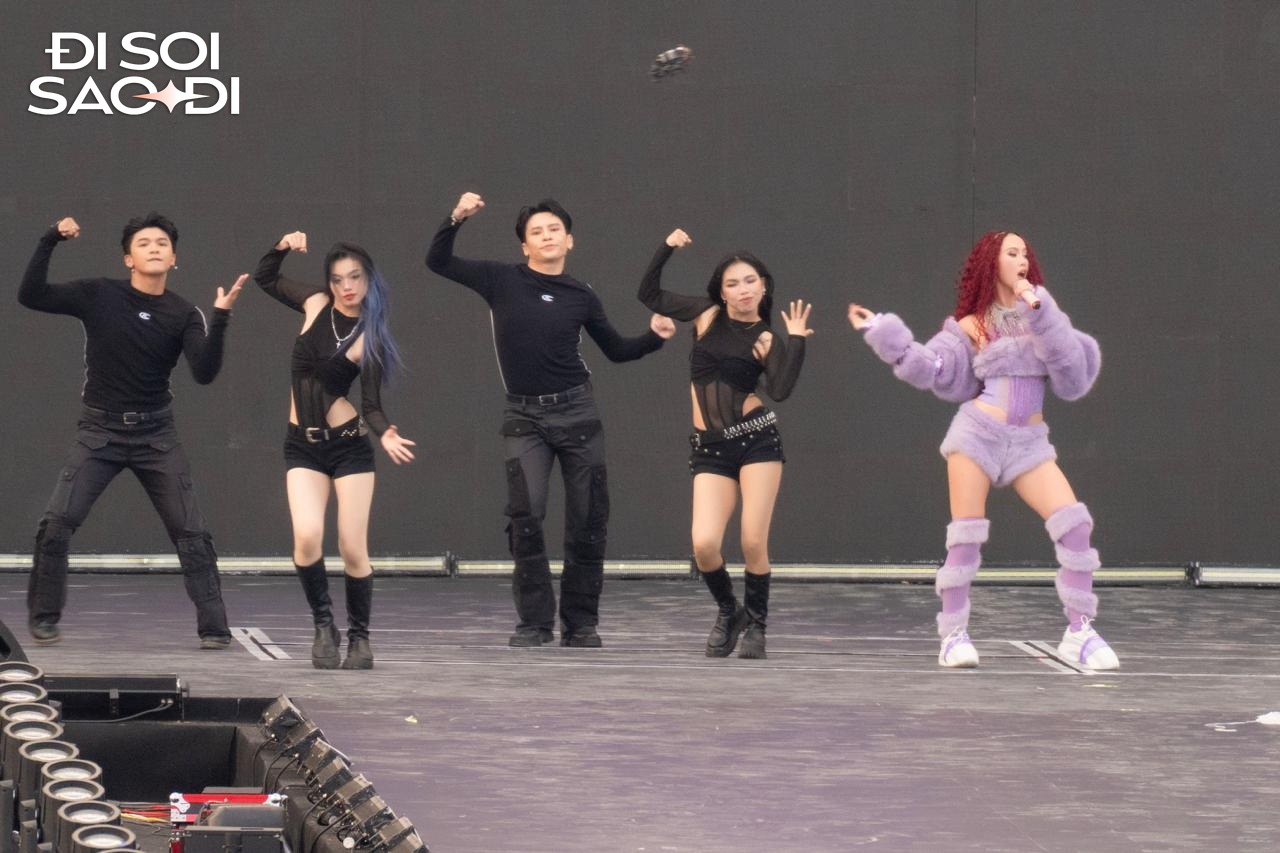 Vũ Ngọc Anh bước lên sân khấu với trang phục màu tím bắt mắt, khoe trọn đường cong và cặp chân dài mướt mắt 