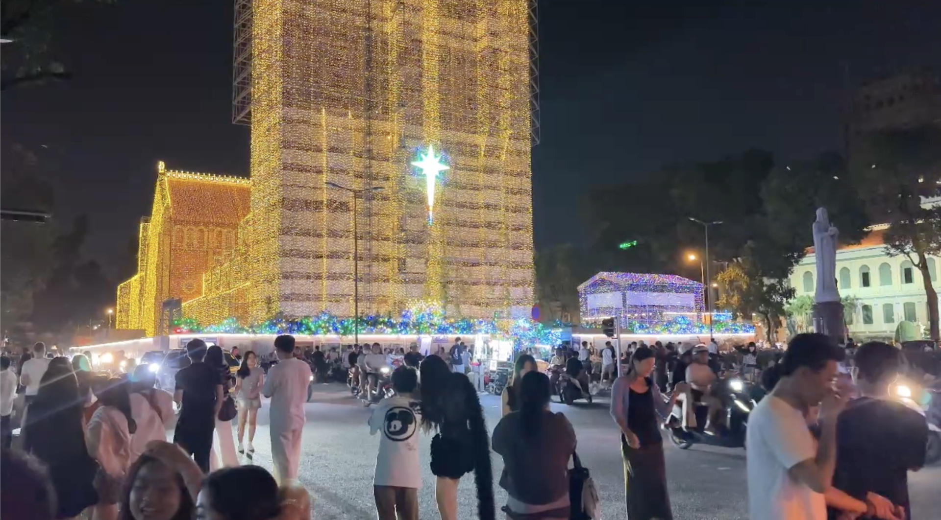 11 giờ đêm: Trung tâm thành phố biến thành 