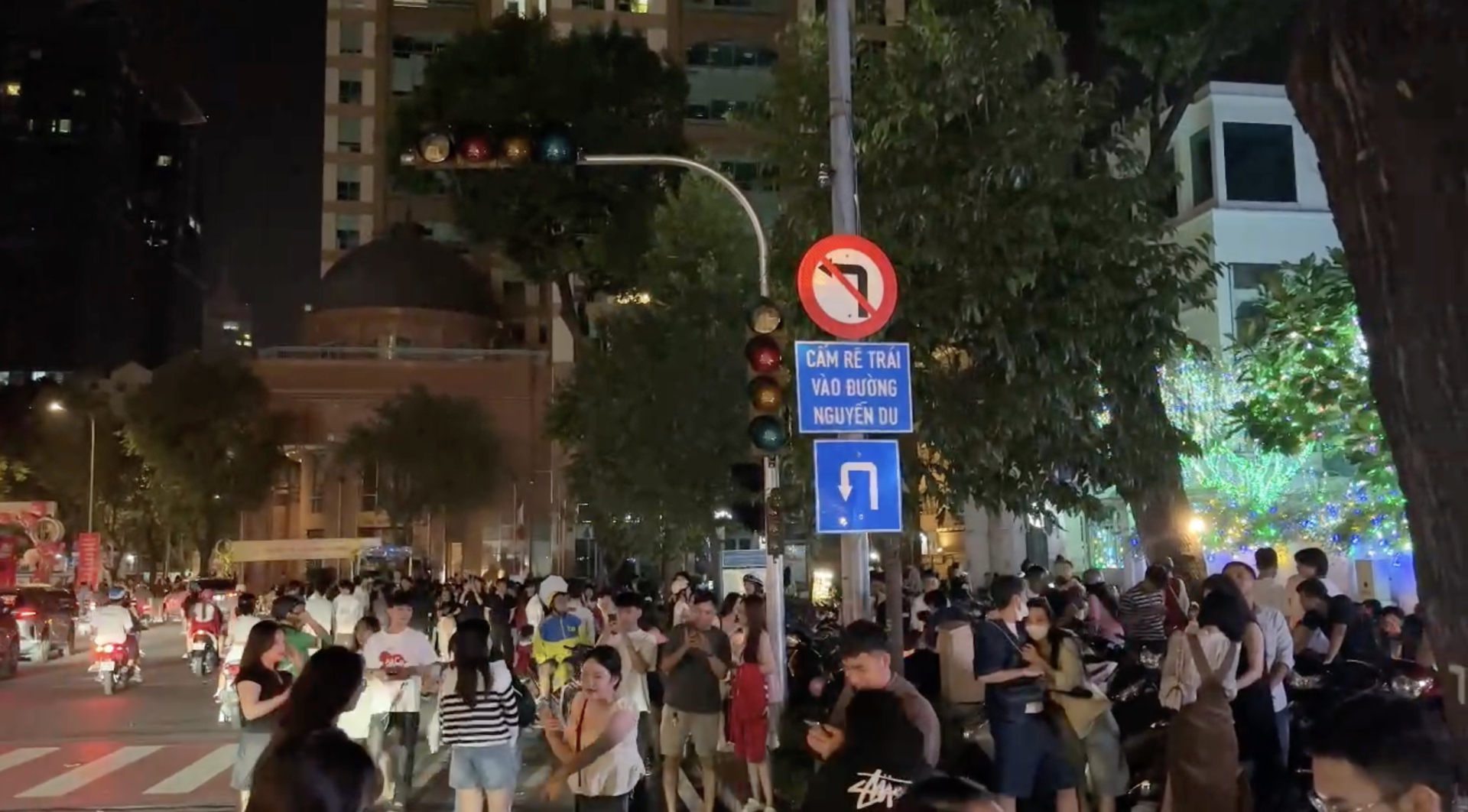 11 giờ đêm: Trung tâm thành phố biến thành 