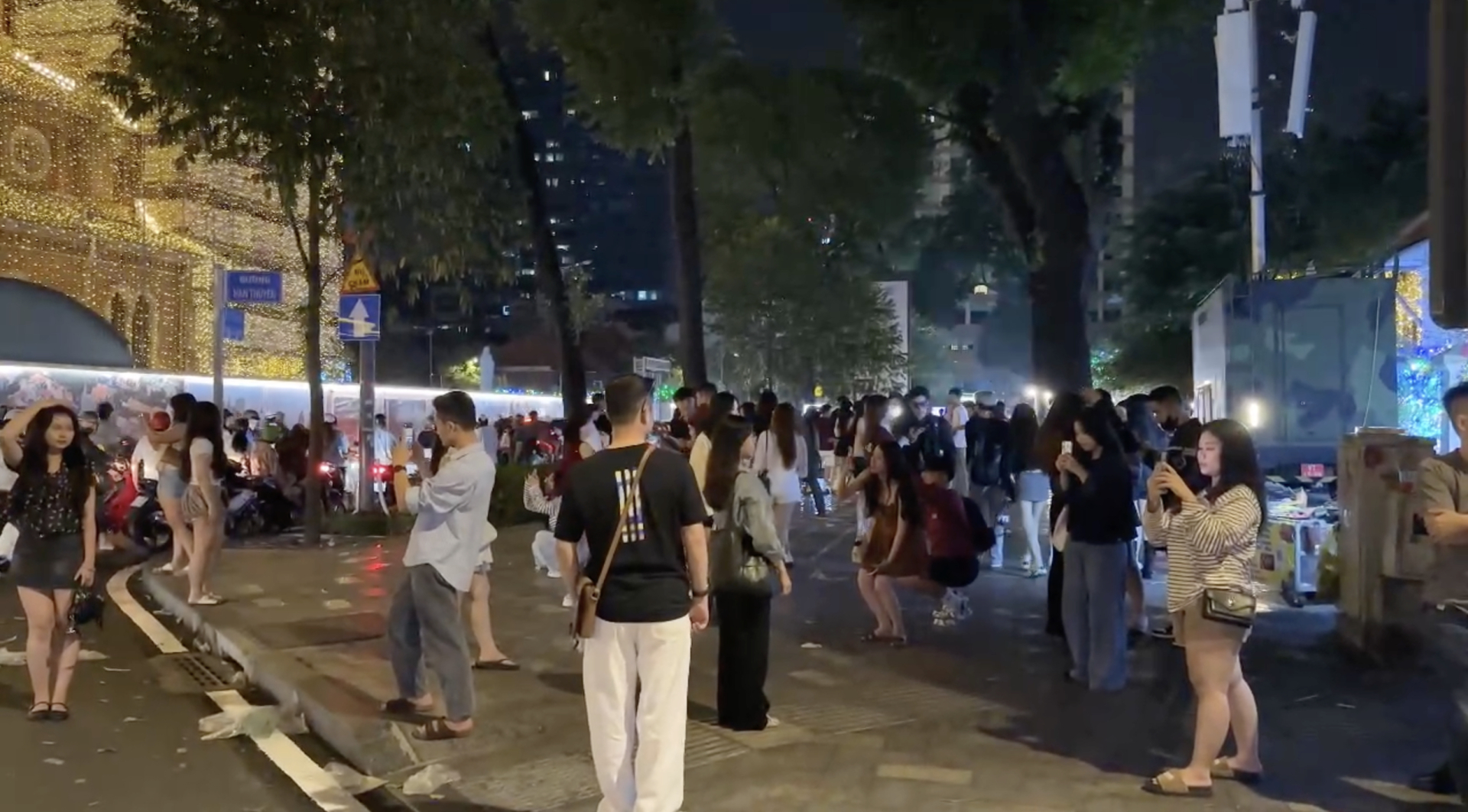 Nhiều bạn trẻ check-in tại Nhà thờ Đức Bà lúc 11 giờ đêm